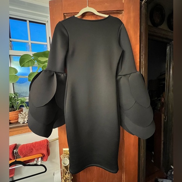 Petal Neoprene Sleeve Black Fitted Dramatic Dress EUC - Picture 15 of 15